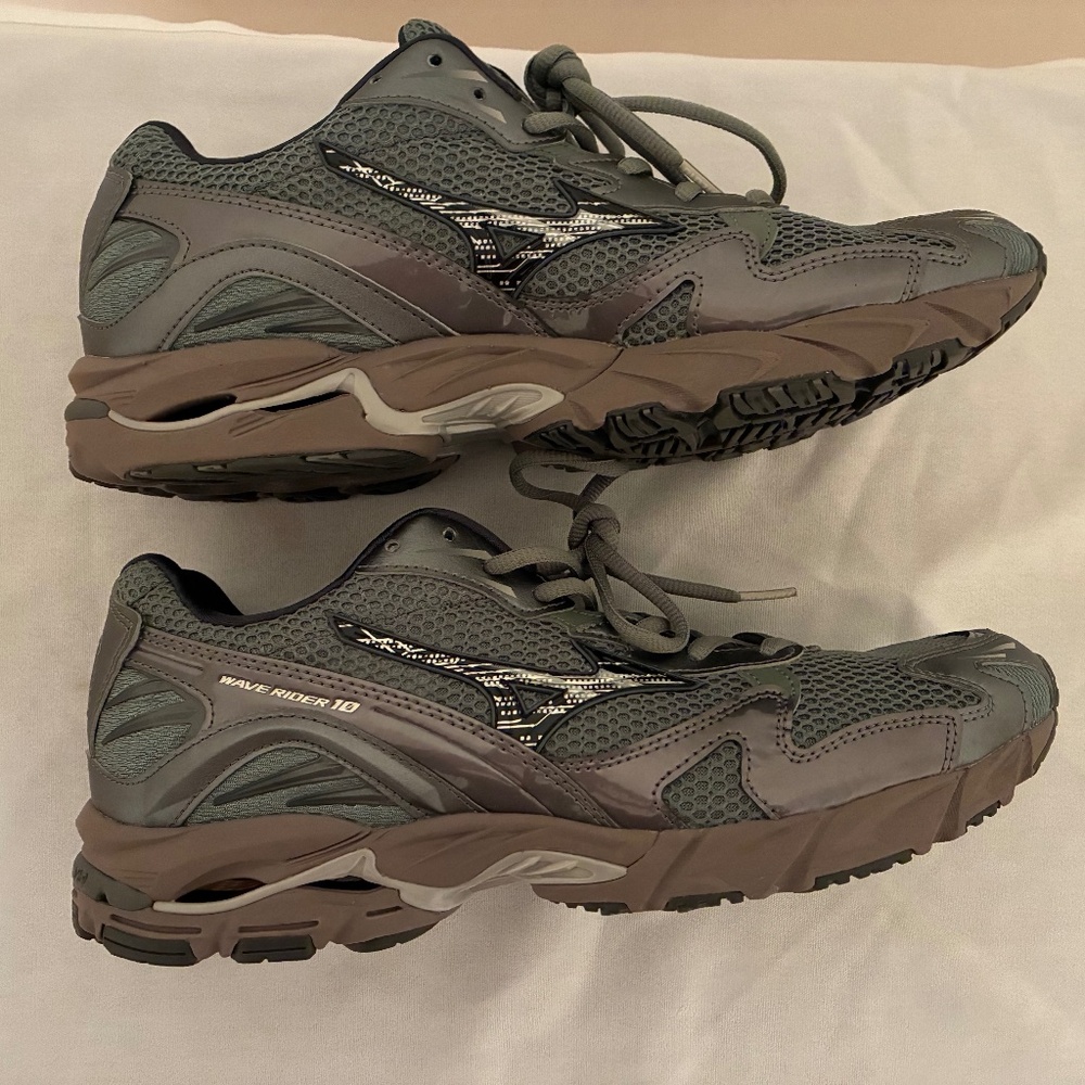 Mizuno Wave Rider 10 Sports Sneaker